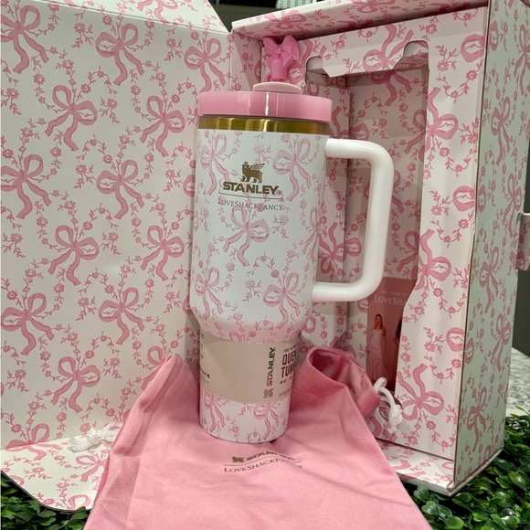 Stanley Other - STANLEY + LoveShackFancy 40oz
Quencher Tumbler* COQUETTE BOW
CHANTILLY